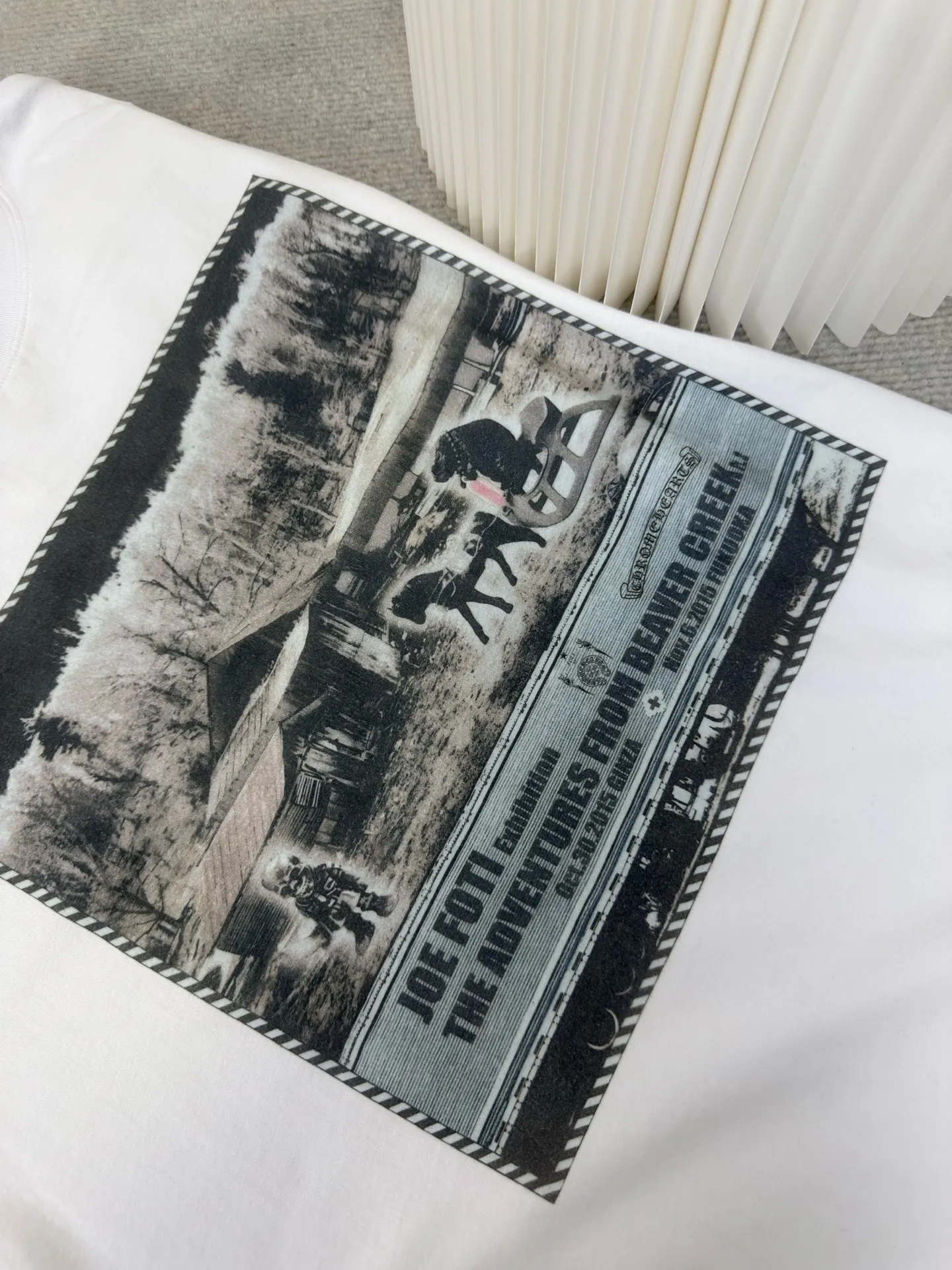 P250 Chrome Hear oil painting short sleeves. The fabric is made of 26-woven 200g cotton. The printing is digital printing. Customized accessories. Size S M L